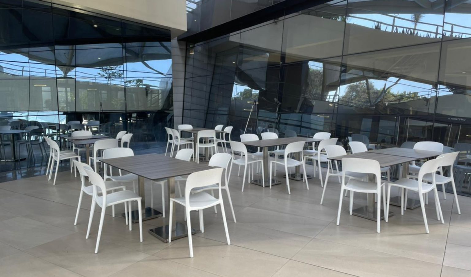 UNIVERSIDAD DE LIMA:  Mesas de comedor